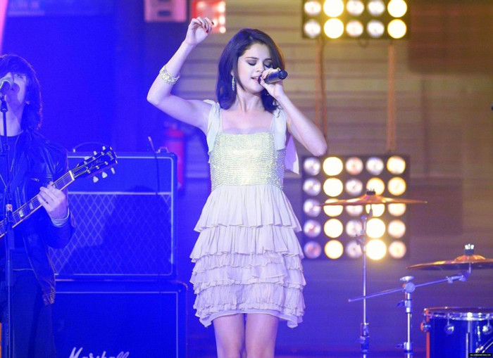 selena-gomez-fama-revolution_8