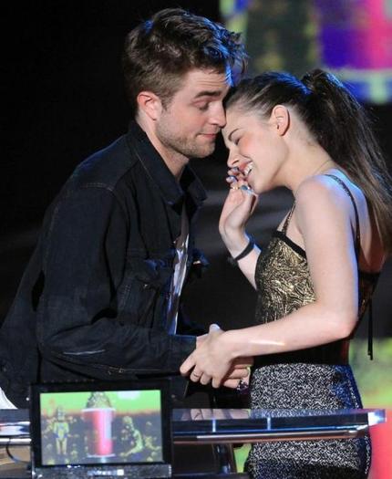 Kristen-Stewart-Robert-Pattinson-kissing (1) - Twilight