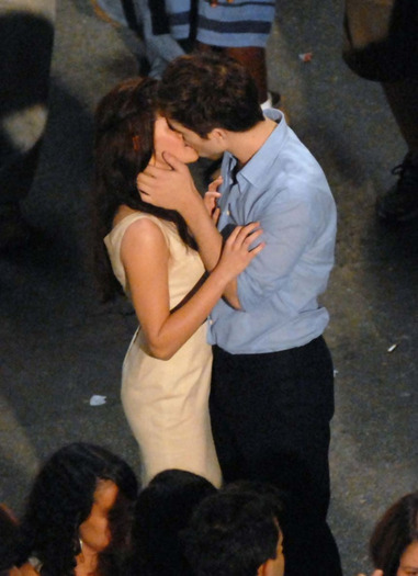 robert-pattinson-kristen-stewart-breaking-dawn-kiss-11082010-06-820x1127