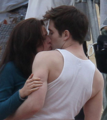 robert-pattinson-kristen-stewart-kissing-brazil-11022010-01