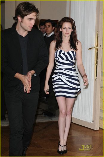 twilight-paris-robert-pattinson-and-kristen-stewart-3024088-816-1222