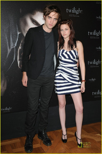 twilight-paris-robert-pattinson-and-kristen-stewart-3024112-816-1222