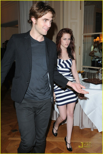 twilight-paris-robert-pattinson-and-kristen-stewart-3024114-816-1222