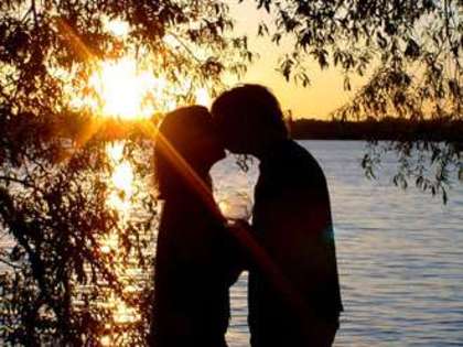 sarut+la+apus+de+soare