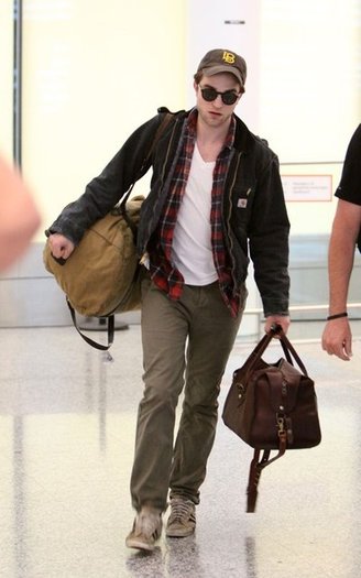 aYU6hl - Robert Pattinson