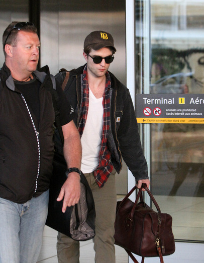 PATTINSONLIFEARRIVINGTORONTOIF7thJune2011 (20) - Robert Pattinson