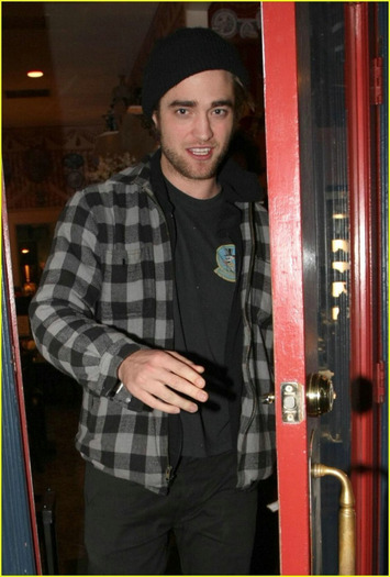 twilight-robert-pattinson-and-kristen-stewart-3215242-828-1222 - Robert Pattinson