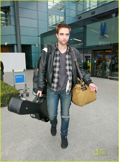 twilight-robert-pattinson-and-kristen-stewart-3215275-902-1222 - Robert Pattinson