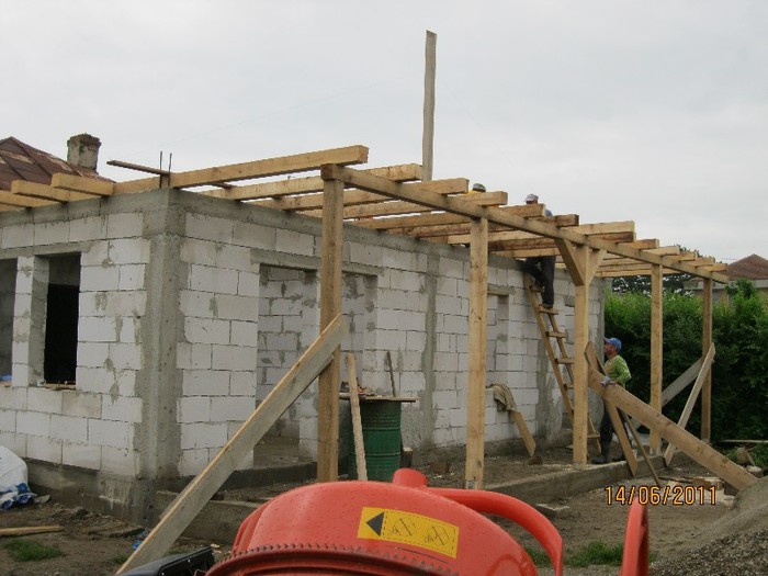 IMG_0572 - Curtea si gradina in constructie