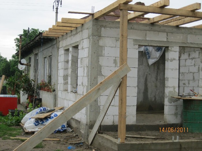 IMG_0573 - Curtea si gradina in constructie