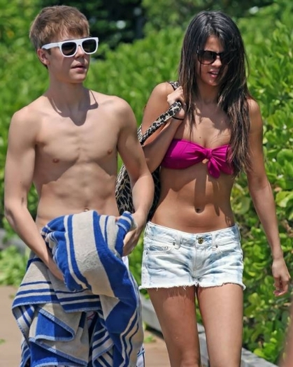 justin-bieber-selena-gomez-hawaii-costum-de-baie-blogvedete-3 - JELENA