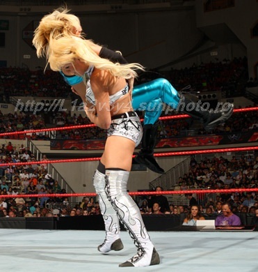 RAW maryse vs kelly kelly june 8, 2009 (3)