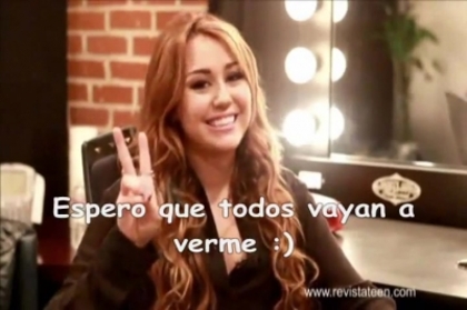 normal_Miley_says_Hi_to_Chile_11