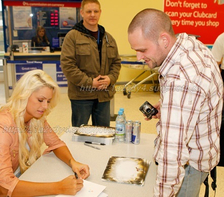 03_Sheffield_Sign_0413 - maryse Sheffield England Signing 2010