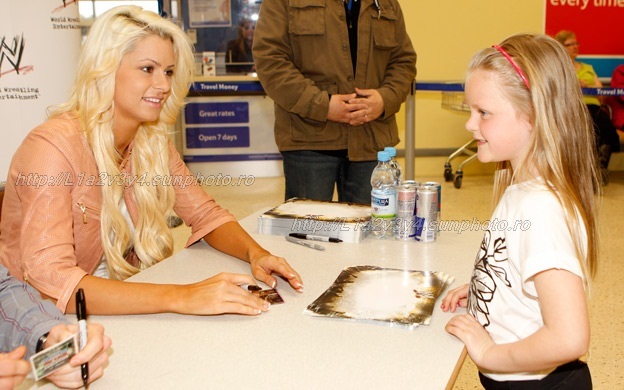 04_Sheffield_Sign_0413 - maryse Sheffield England Signing 2010