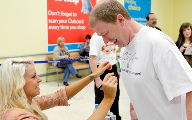 14_Sheffield_Sign_0413 - maryse Sheffield England Signing 2010