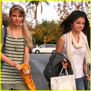 taylor-swift-selena-gomez-mozza - Best Frinds Taylor Swift si Selena Gomez