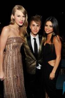 th_206996110_SelenaGomez_TaylorSwift_2011BillboardAwards_2_122_258lo - Best Frinds Taylor Swift si Selena Gomez