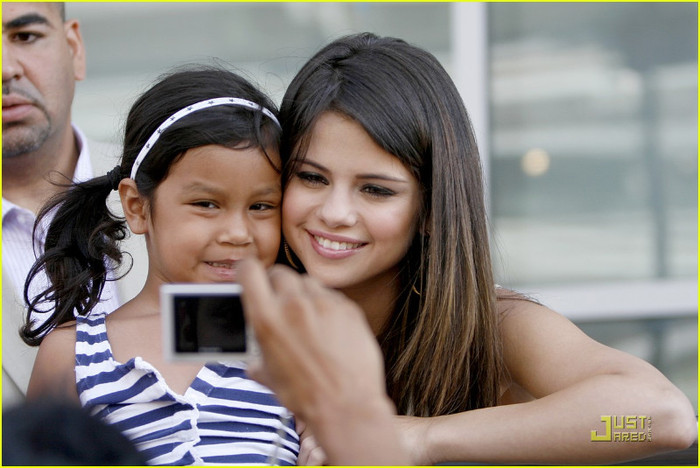 selena-gomez-victory-texas-01