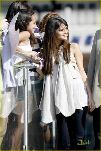 selena-gomez-victory-texas-05