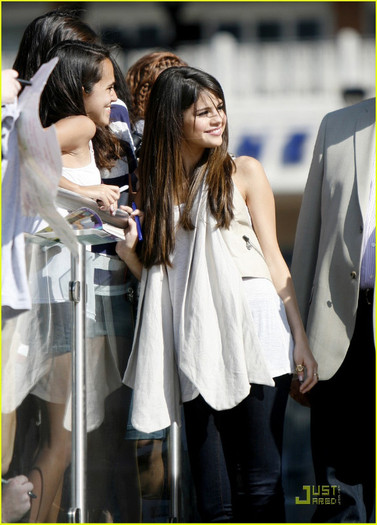 selena-gomez-victory-texas-09