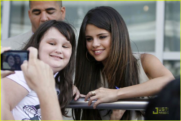 selena-gomez-victory-texas-13