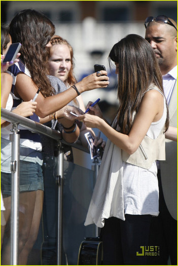 selena-gomez-victory-texas-18
