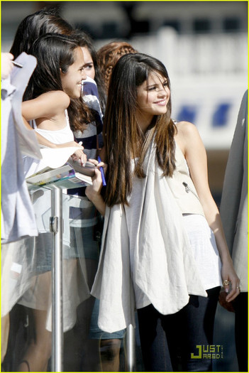 selena-gomez-victory-texas-20