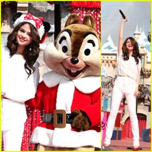 selena-gomez-christmas-parade - Selena Gomez  Disneyland Christmas Parade Pretty