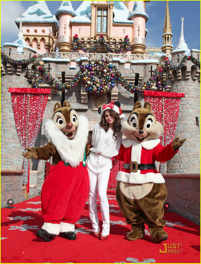 selena-gomez-disneyland-parade-07 - Selena Gomez  Disneyland Christmas Parade Pretty