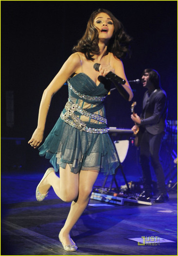 selena-gomez-apollo-show-11 - Selena Gomez is Apollo Amazing