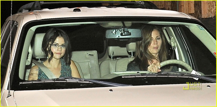 selena-gomez-red-o-mexican-food-08