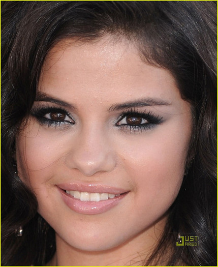 selena-gomez-teen-choice-awards-2010-05 - Selena Gomez  Teen Choice Awards 2010 Red Carpet