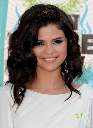 selena-gomez-teen-choice-awards-2010-06 - Selena Gomez  Teen Choice Awards 2010 Red Carpet