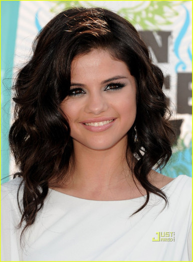 selena-gomez-teen-choice-awards-2010-10 - Selena Gomez  Teen Choice Awards 2010 Red Carpet