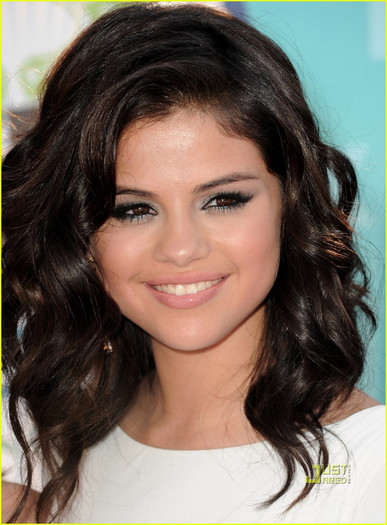 selena-gomez-teen-choice-awards-2010-11 - Selena Gomez  Teen Choice Awards 2010 Red Carpet
