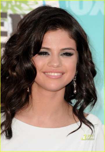 selena-gomez-teen-choice-awards-2010-12 - Selena Gomez  Teen Choice Awards 2010 Red Carpet