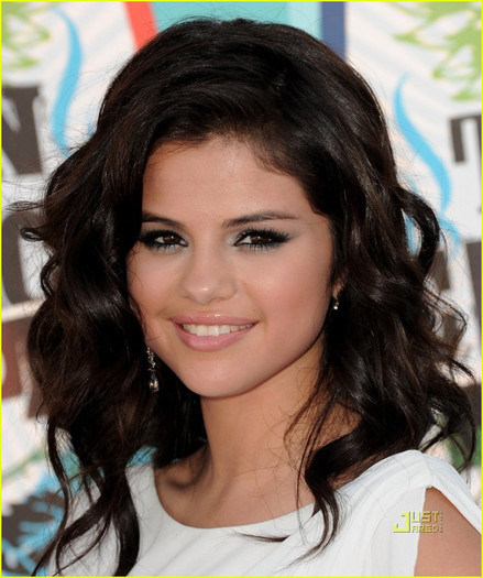 selena-gomez-teen-choice-awards-2010-13 - Selena Gomez  Teen Choice Awards 2010 Red Carpet