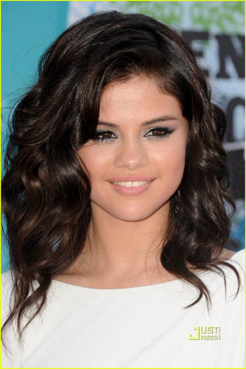 selena-gomez-teen-choice-awards-2010-15 - Selena Gomez  Teen Choice Awards 2010 Red Carpet