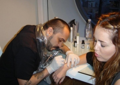 normal_007~0 - Miley gets her 7th tattoo in Brazil