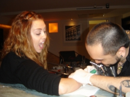 normal_299768592 - Miley gets her 7th tattoo in Brazil