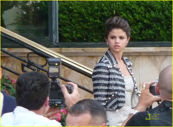 selena-gomez-glams-up-06