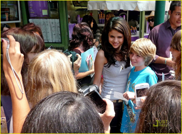 selena-gomez-leighton-meester-high-five-02