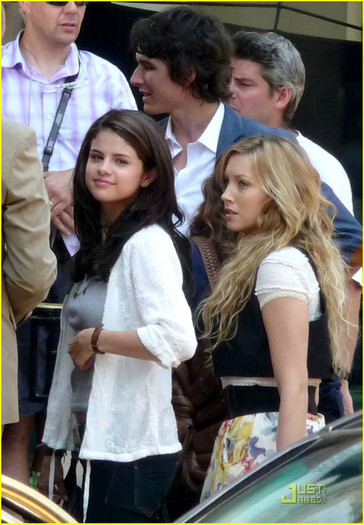 selena-gomez-leighton-meester-high-five-05