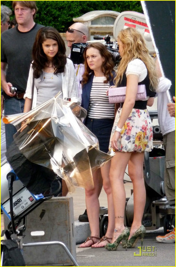 selena-gomez-leighton-meester-high-five-11