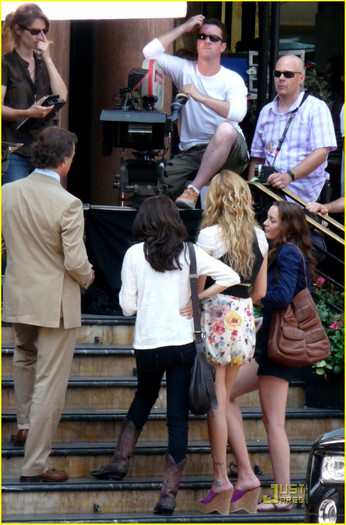 selena-gomez-leighton-meester-high-five-14