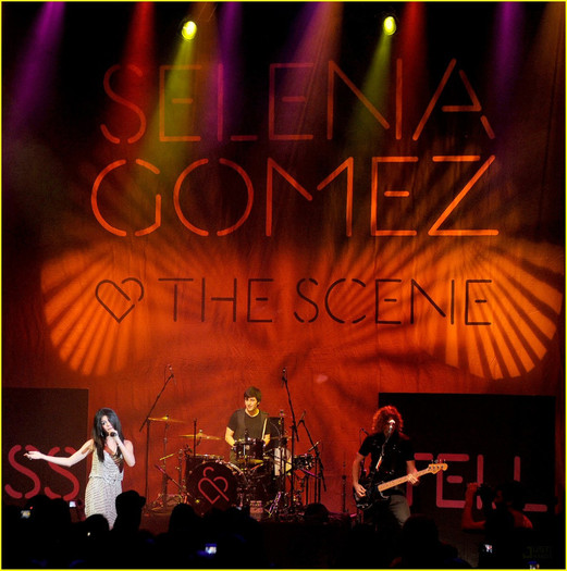 selena-gomez-o2-arena-concert-02 - Selena Gomez Gets Loud in London
