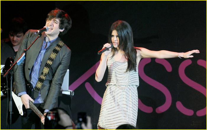 selena-gomez-o2-arena-concert-04 - Selena Gomez Gets Loud in London