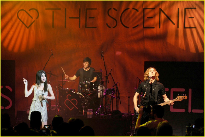 selena-gomez-o2-arena-concert-07