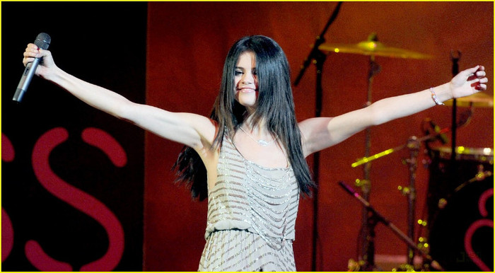 selena-gomez-o2-arena-concert-08 - Selena Gomez Gets Loud in London